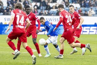 Un Lucernois entouré par plusieurs joueurs du FC Sion
